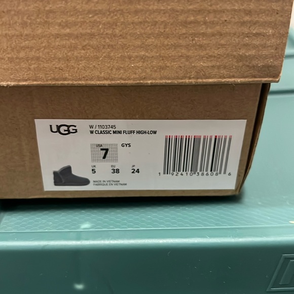 Brand New Ugg classic boots - Picture 2 of 3